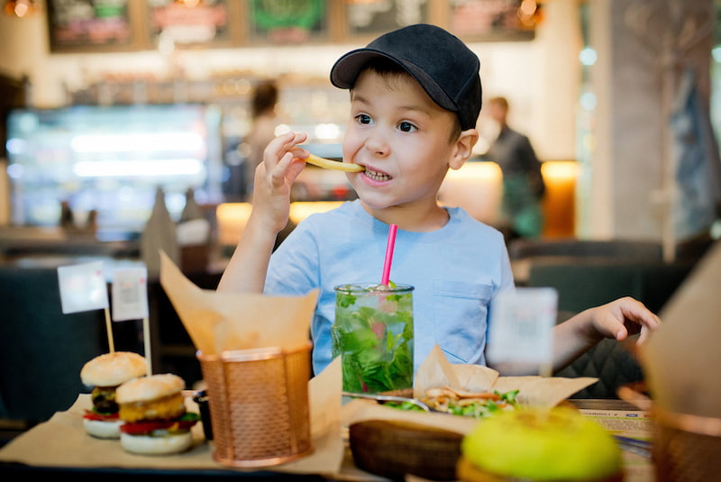 Какие пищевые привычки ребенка ему сильно вредят